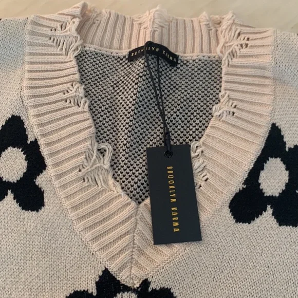 Daisy printed beige sweater size S - Picture 4 of 6